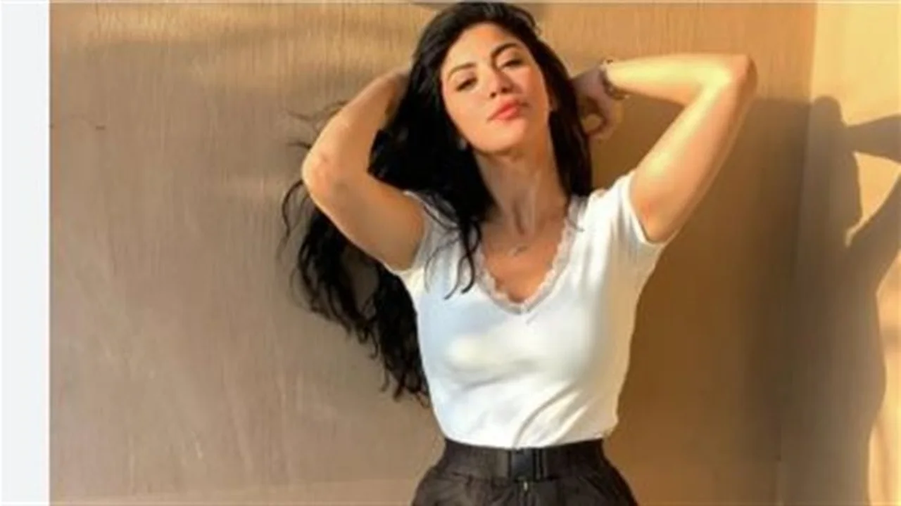 إطلالة جريئة.. كارولين عزمي تخطف الأنظار بجلسة تصوير جديدة في عيد ميلادها